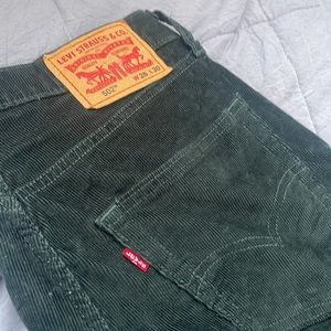 Selling this beautiful hunter green corduroy Levi jeans!